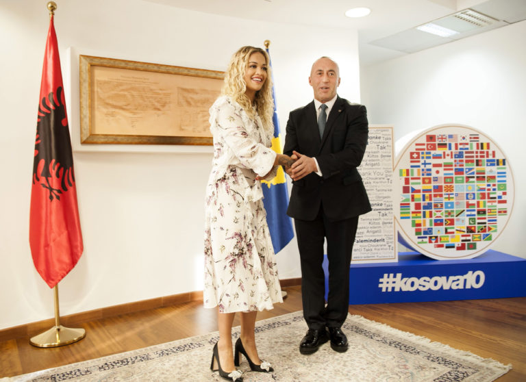 46749 Рита Ора вернулась в родное Косово по случаю десятилетия независимости республики