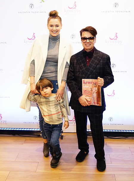 Мария Кожевникова с сыном и другие звезды с детьми на показе новой коллекции Валентина Юдашкина