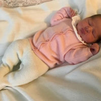 47130 Принцесса Мадлен поделилась первой фотографией новорожденной дочери