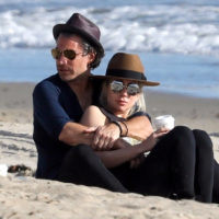 47212 Романтика на пляже: Леди Гага с женихом Кристианом Карино в Малибу
