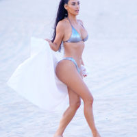 49873 Обстановка накаляется: Ким Кардашьян в купальнике цвета металлик на пляже Майами