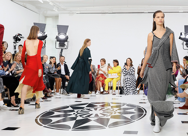 10 шагов за 10 лет: как Виктория Бекхэм достигла высот в fashion-индустрии