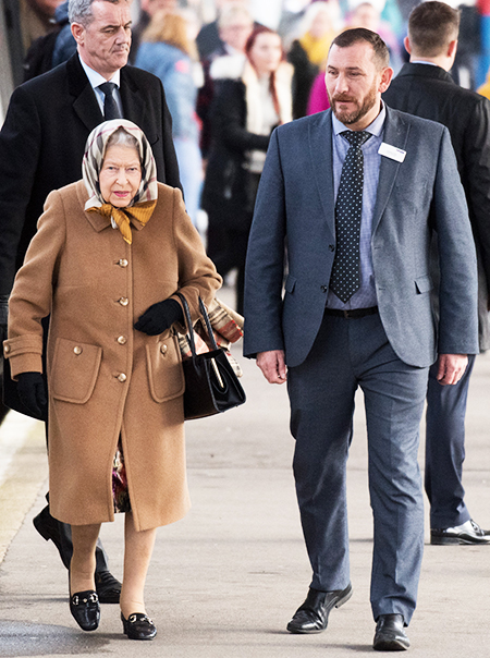 Идеальная формула: королева Елизавета II в пальто цвета кэмел и платке Burberry прибыла в Норфолк