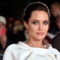 54947 Анджелина Джоли присматривается к комиксу «Вечные»