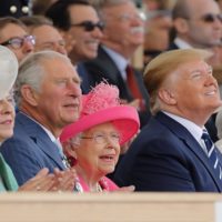 56093 Дональд и Мелания Трамп с королевой Елизаветой на военном параде