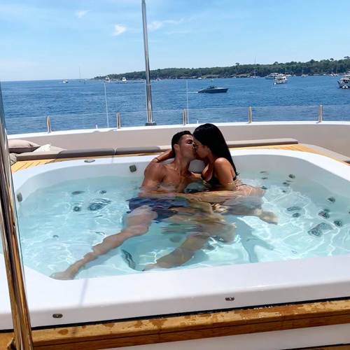Сколько стоит яхта, на которой отдыхают Криштиану Роналду и Джорджина Родригез