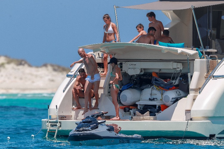 Зинедин Зидан со своей «семейной сборной» отдыхает на яхте у берегов Ибицы