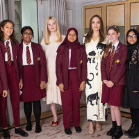 58335 Анджелина Джоли и Эль Фаннинг отметили Международный день девочек с лондонскими школьницами