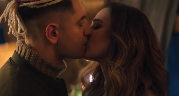 Первый откровенный поцелуй Ольги Бузовой с Давой в клипе «Мандаринка»