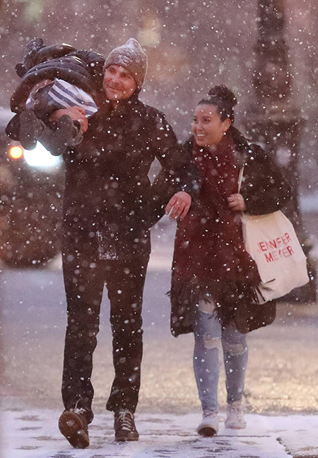 59843 Первый снег: Брэдли Купер с дочерью Леей на прогулке в Нью-Йорке