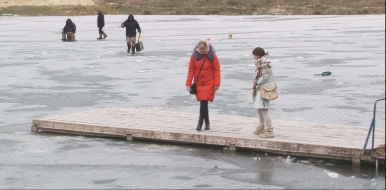 Девушка бесстрашно бросилась в ледяную воду, что бы спасти тонущего мальчика