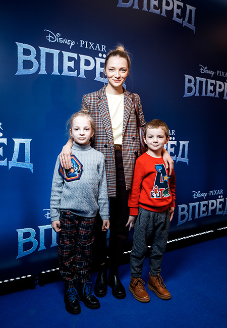 Екатерина Вилкова, Оксана Акиньшина и другие звезды с детьми на премьере фильма «Вперед»