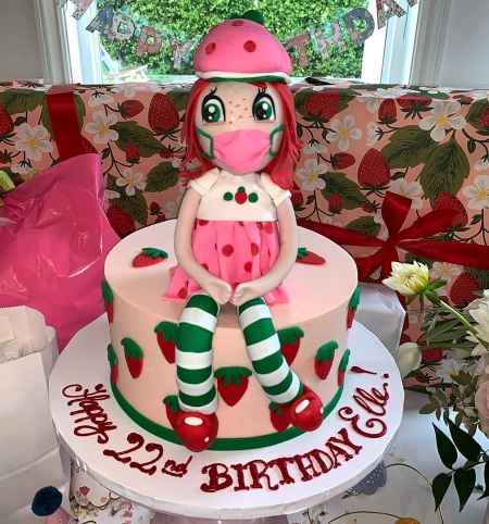 62772 Карантинный торт и много клубники: актриса Эль Фаннинг получила на свое 22-летие необычные сладкие подарки