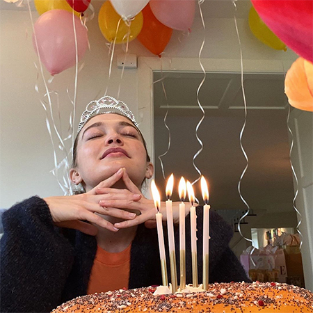 Торт в виде бейгла и цветы от Тейлор Свифт: как Джиджи Хадид отметила свой «карантинный» день рождения