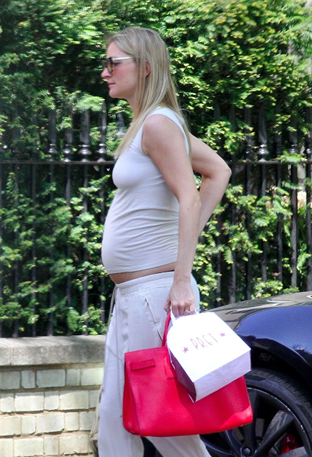 В ожидании перемен: Джуд Лоу и беременная Филиппа Коэн на прогулке в Лондоне