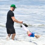 63817 Как с картинки: Рози Хантингтон-Уайтли и Джейсон Стэтхэм с сыном на пляже в Малибу