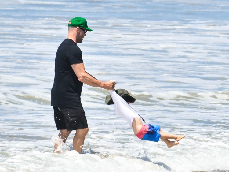 Как с картинки: Рози Хантингтон-Уайтли и Джейсон Стэтхэм с сыном на пляже в Малибу