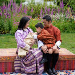 63626 Король и королева Бутана поделились семейной фотосессией с новорожденным сыном