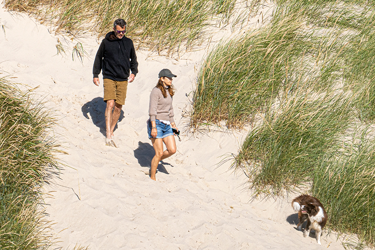 64355 Как обычная семья: кронпринц Дании Фредерик и принцесса Мэри на пляже Скагена