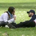 64176 Лили Джеймс и Крис Эванс в парке Лондона: первые фото пары