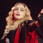 64113 Полуобнаженная Мадонна с костылем — фото