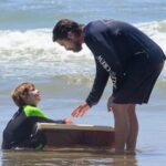 64305 Пр примеру Марка Цукерберга: Кристиан Бейл проводит время на пляже с семьей