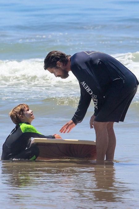Пр примеру Марка Цукерберга: Кристиан Бейл проводит время на пляже с семьей