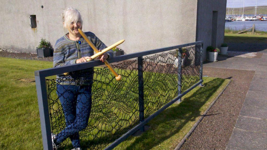 Женщина решила связать себе кружевной забор. Теперь такие есть практически в каждом дворе ее родного города