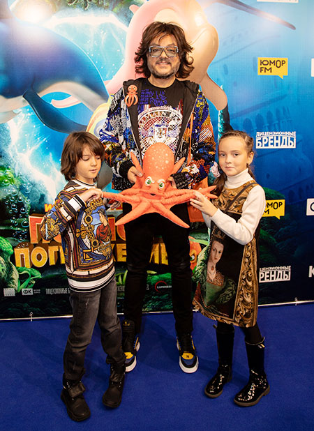 Полина Гагарина с сыном и Филипп Киркоров с детьми на премьере мультфильма «Полное погружение»