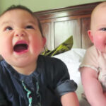 66319 Самое умилительное видео с двойняшками, как же они забавно друг друга развлекают!
