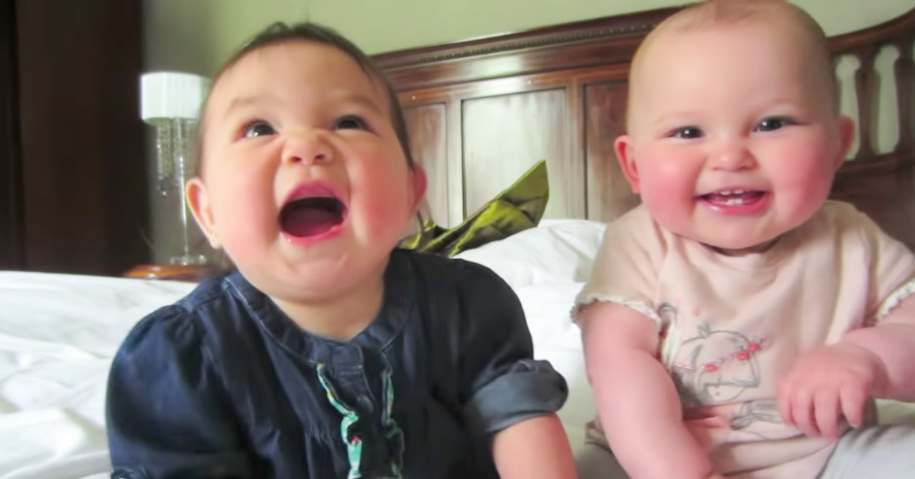 Самое умилительное видео с двойняшками, как же они забавно друг друга развлекают!