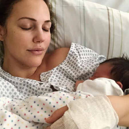 Звезда сериала «Великолепный век» Мерьем Узерли показала новорожденную дочь