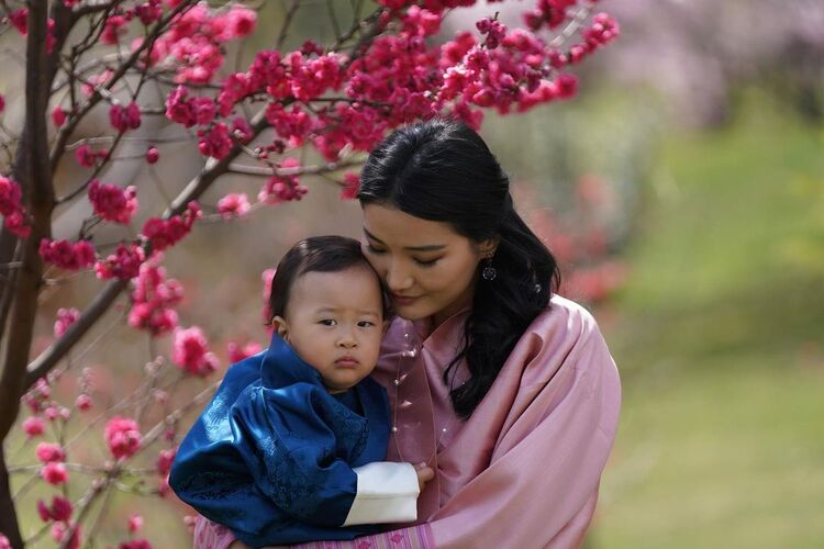 67021 Король и королева Бутана отметили первый день рождения младшего сына: новые фото