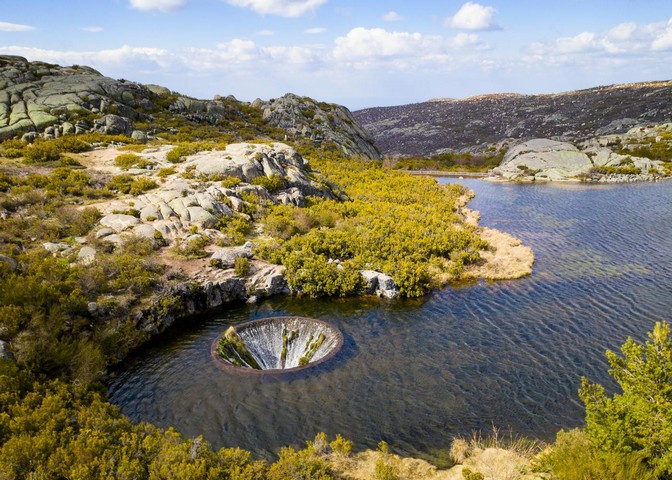 Ковао-ду-Кончос: загадочное «озеро с дырой» в Португалии